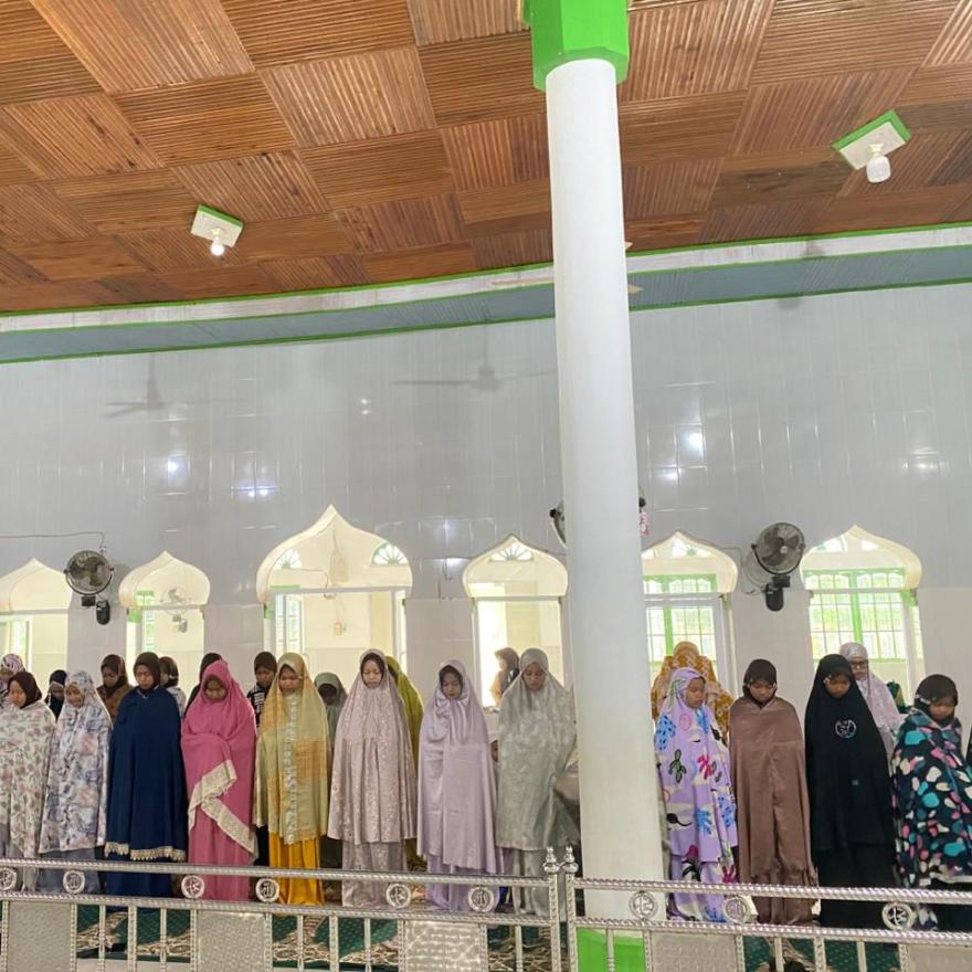 Mewujudkan Visi Wajo Religius. Masyarakat Desa Sappa Melaksanakan Sholat Dhuha Berjamaah.