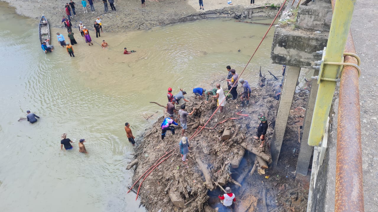 Gotong Royong Bersihkan Sampah dan Kayu Gelondongan di Jembatan Sungai Desa Sappa